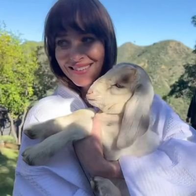 heyheyliinsan's profile picture. hayat acıtınca dünyayı sevmem