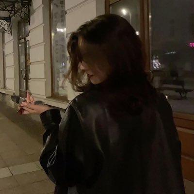 iml1_'s profile picture. Between oversharing and not existing