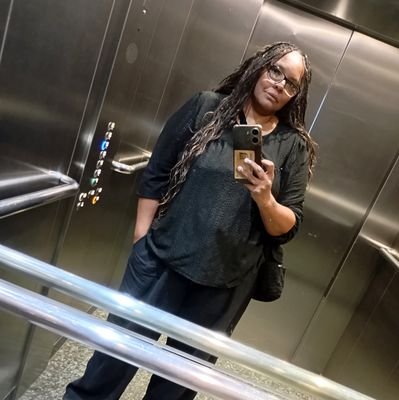 JustVee1710's profile picture. A foul-mouthed, fabulous, gin drinking, perimenopausal Gen X. Not a comedian but I'm funny. Here for kak praat. Gold stars and seeing others likes were life.