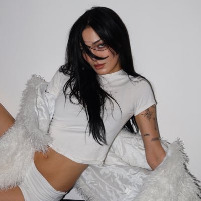 __sim0ne_'s profile picture. internet references in the shape of a girl