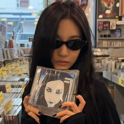 FloryMitsuki's profile picture. Read the straw before following