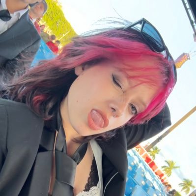 frmthestarrs's profile picture. emo girl who fucks w one direction.