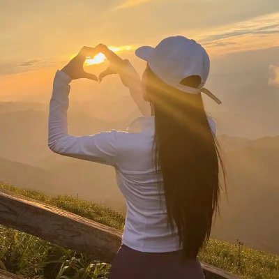 Hana_0Sweet's profile picture. Europe taught me that the most beautiful views often appear when we stop rushing