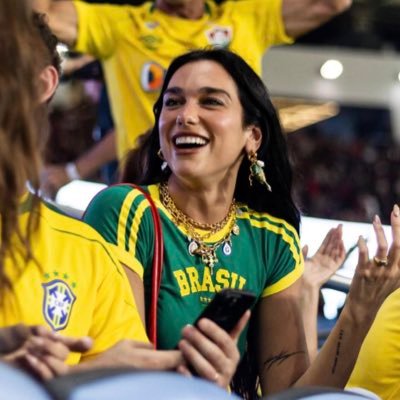 LadyRaaven's profile picture. Jornalista em formação • 21 anos • Cartomante de esquina • Fotógrafa • Nerdola • Noveleira • Fluminense Football Club • @/irisfaria01