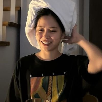 aninajlia's profile picture. eu e a yeji escutando not shy