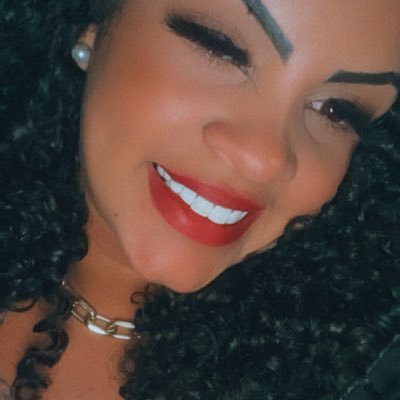 mandiinha8524's profile picture. 