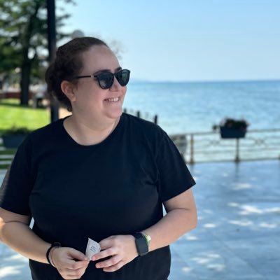 ozlmkaraa's profile picture. Zira beni sizler delirttiniz 🤕