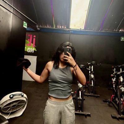 YoMollyyy's profile picture. you can always be thinner, look better