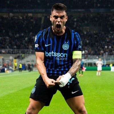 almashaan92's profile picture. انتر كبير ايطاليا  والارجنتين اعظم منتخب🩵🖤💙....            لايهم من يهرب من المطر بل يهمنا من يبقى في العاصفة