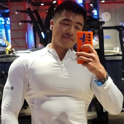 AmoghUpadhyay5's profile picture. 未成年请勿关注，关于我情况：39/188/86/1，野战部队退役，喜欢野裸，无敌巨根是叔的标签，野外草逼是我的强项，多少狗逼臣服在我的巨根下面不能自拔，#欢迎各位私信#共同释放自己的欲望#