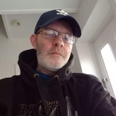 DarrenHook98828's profile picture. I'm not single just on here to make friends so plz look at my profile thax and I don't do hookups and no phone calls plz I have a girlfriend no calls plz