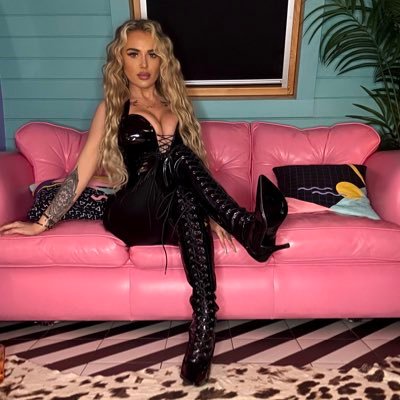 FemdomLola's profile picture. 