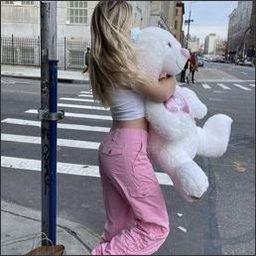 y2mEF4v9T6CKjm's profile picture. 