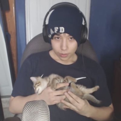 fagsuka's profile picture. most Ok boy in the world. adoring parasocial fan of @lovelyvaine 👀❤️❤️