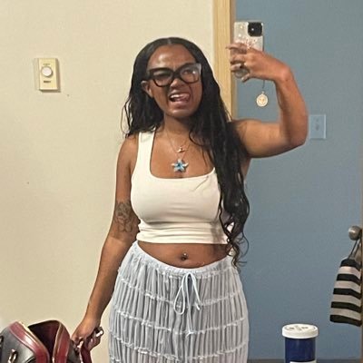 Deswheels's profile picture. •💜💙💗• HU alum• UMB MSW•