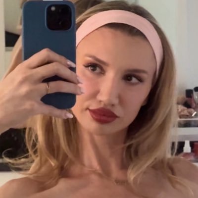 Nikkipasela's profile picture. 