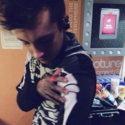 PU5H0NTHR0UGH's profile picture. 16 | he/they | seasian