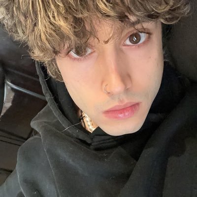 Scarlettro4y's profile picture. Your new fav doom scroll😈🏳️‍🌈