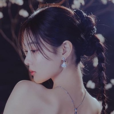 rosyiana401's profile picture. Rhodette 🐉