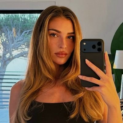 mujerbrxja's profile picture. no eres mi hater, tú eres mi fan. she/her | #16 maël gabriela alec