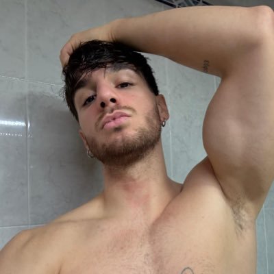 itsnnico's profile picture. Il tetto si è bruciato, ora posso vedere la luna