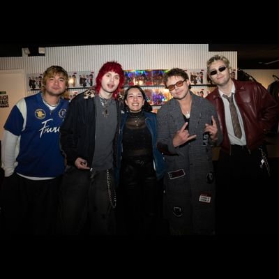 DelicateDaisy28's profile picture. mainly 5sos, tøp, 1D, and the pop girlies 🎸
concert photographer 🫶
pop culture merch/graphic design 🎀