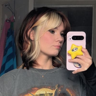 bonschweetz_'s profile picture. tiny frog creature 🐸 
co-director & 1/6 of @helloguillotine ⚔️ 
pole dancer, adhd riddled mess & theme park adult 🎢

ain't that a kick in the head ☢