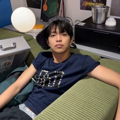 curveshadows's profile picture. blade running mid-air thief