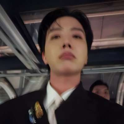 unrkived's profile picture. sometimes i look at what armytwt is arguing about and i just think abt how Nobodyyyyy caresssss omggg