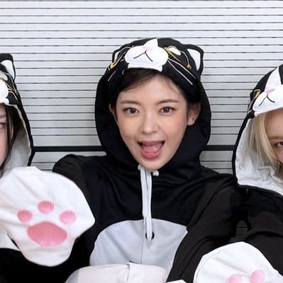 chaesfoxx's profile picture. bird of night, written by https://t.co/EsHiEbLqrw                                                                                               

lia/taehyun cc