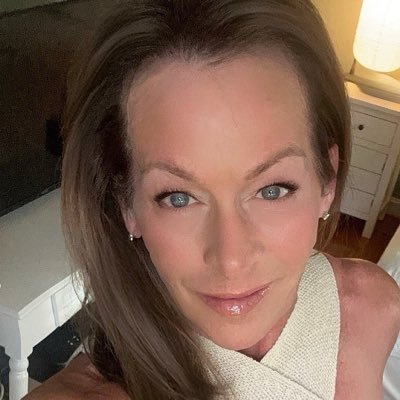 Leaismyname13's profile picture. I love dogs…my girl is my ❤️🐾 Music is life, concerts are my happy place, food is medicine & the gym is therapy. Always looking to chase endless summer☀️😎