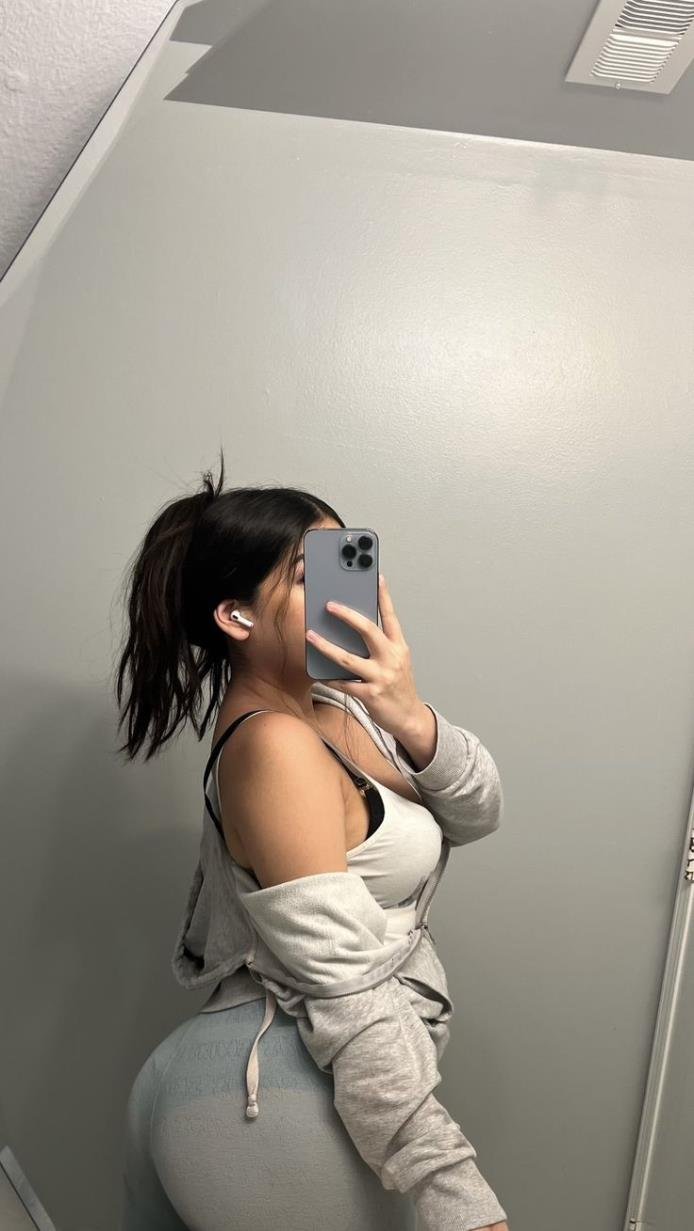 GretaLynds60035's profile picture. This is only a spam page... Go ahead and check out my primary account @SuzziiBunnyy