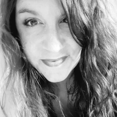 lili_tout_court's profile picture. Bannière : @Guy_Golo. 
Un peu geek, bcp prof de maths. J'ai 2 mains gauches. Passion: Réparer les cafetières du boulot...