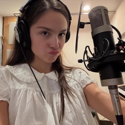 jounalsour's profile picture. to be honest, i'm not easy on myself. {fan acc}