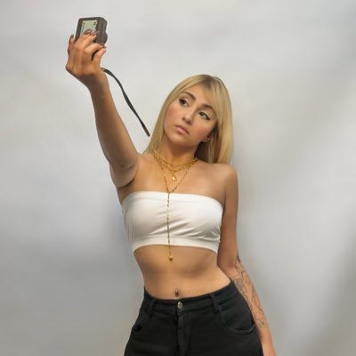 heroniino's profile picture. بهونه گیر اخمو ، عروسک بی اعصاب😕😡