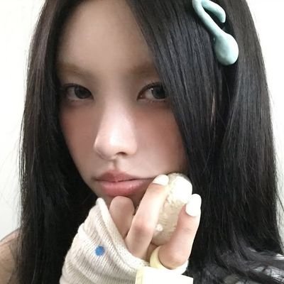 _femmexfatale_'s profile picture. tired