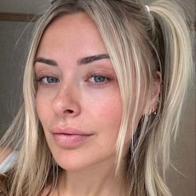 daniellelam3233's profile picture. let be kind