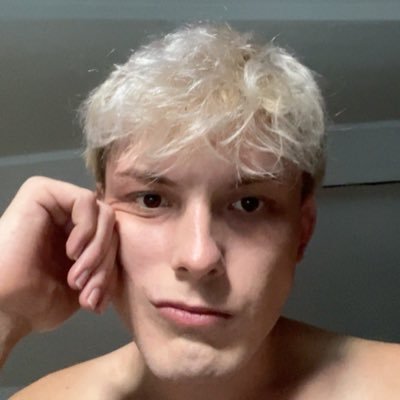 piknidouil's profile picture. fille des beaux arts paranoïaque professionnelle, maoïste et ufologue dans mon temps libre ❤️