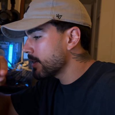 reidthur's profile picture. Esposo dessa mulher incrível @tuafuria. 💍❤️