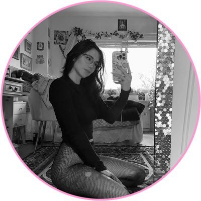 bitsypoison's profile picture. pretty, a little dumb and i cry a lot 🦢sometimes i don’t make sense at all.. vegan.. xoxo ──── ୨୧ ────