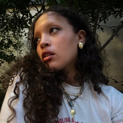 bizzleeilish's profile picture. 