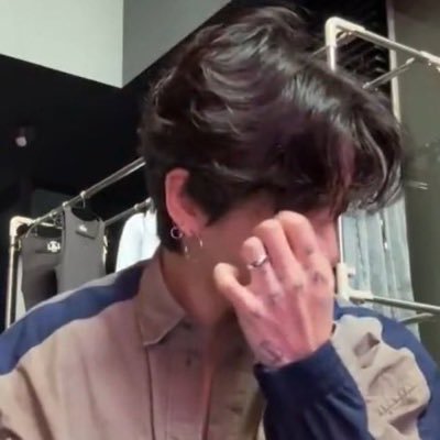 journalshonest's profile picture. eu sou o marca texto rosa na foto do espelho dos jikook