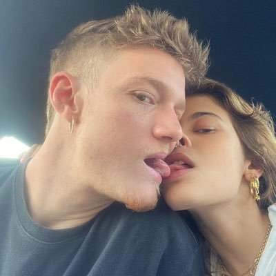 iincoerentee's profile picture. odeio vitimismo.