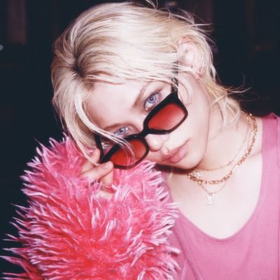 phoenliix's profile picture. 