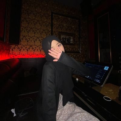 curioousmeeee's profile picture. 80% isinya ngeluh