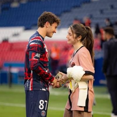 elbzcaderneta's profile picture. ☘️ “Na bruma leve das paixões que vêm de dentro tu vens chegando pra brincar no meu quintal.”