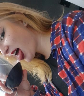 Tataaazz's profile picture. só um lugar pra ser honesta comigo