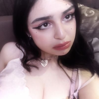 strrawbnini's profile picture. из моего гниющего тела растут цветы, и я пребываю в них, и это вечность.