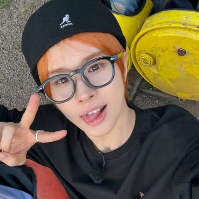 crochetitos's profile picture. el país se va a la mierda y yo sigo dandole rt a coreanitos platinados