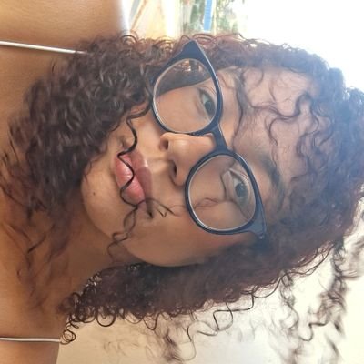 laetitiatkk's profile picture. eu, troy, annie e abed lendo lygia fagundes presos no sonhatório